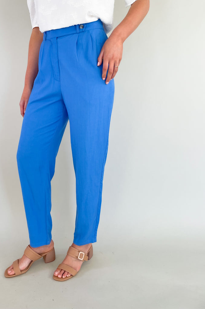 Get ready to turn heads in these show-stopping, vibrant blue Woven Front Pleated Pants. They are an easy way to add a unique touch to a basic outfit. You can dress them up with a blouse, or wear them casually with a solid tank or tee. Crafted with high-quality materials, these pants are durable, breathable, and comfortable to wear all day long.