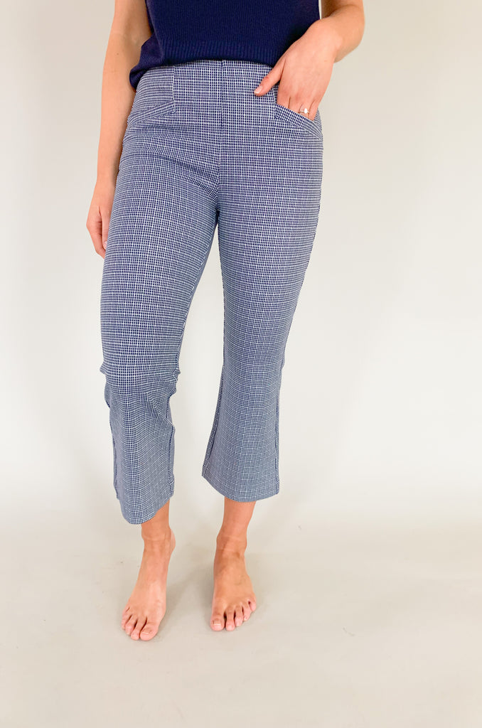 The Liverpool Stella Kick Flare 25" Pants are comfortable, elevated, and come in a gorgeous navy print. Patterned bottoms make such a statement, especially with a tailored fit. This style runs semi-cropped, making it perfect for spring and vacation. You could easily dress these up or down to create multiple looks! 