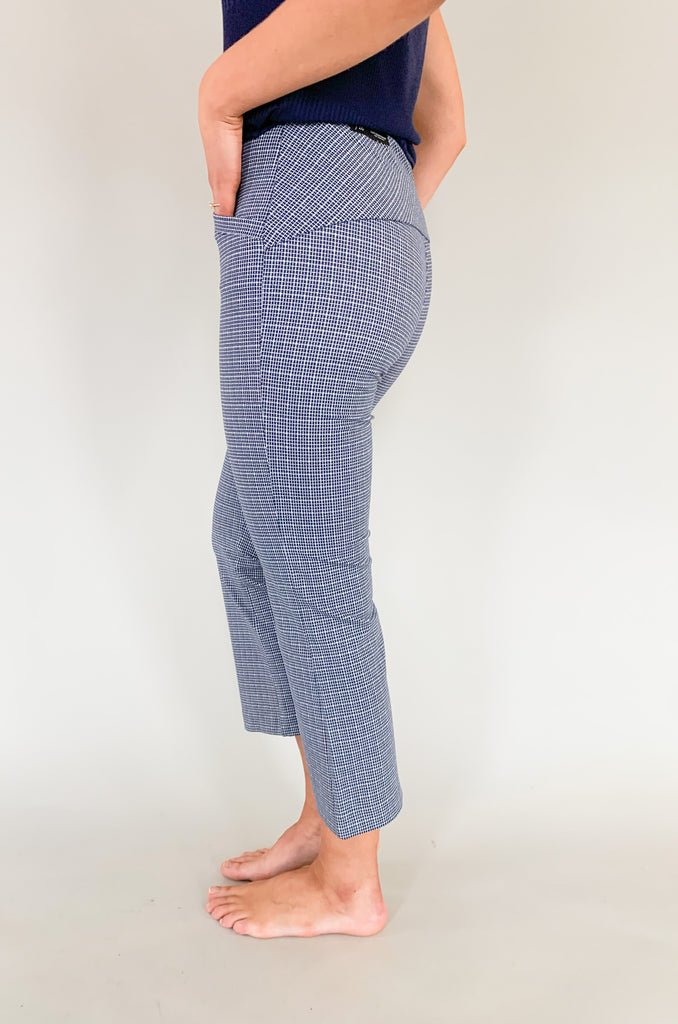 The Liverpool Stella Kick Flare 25" Pants are comfortable, elevated, and come in a gorgeous navy print. Patterned bottoms make such a statement, especially with a tailored fit. This style runs semi-cropped, making it perfect for spring and vacation. You could easily dress these up or down to create multiple looks! 