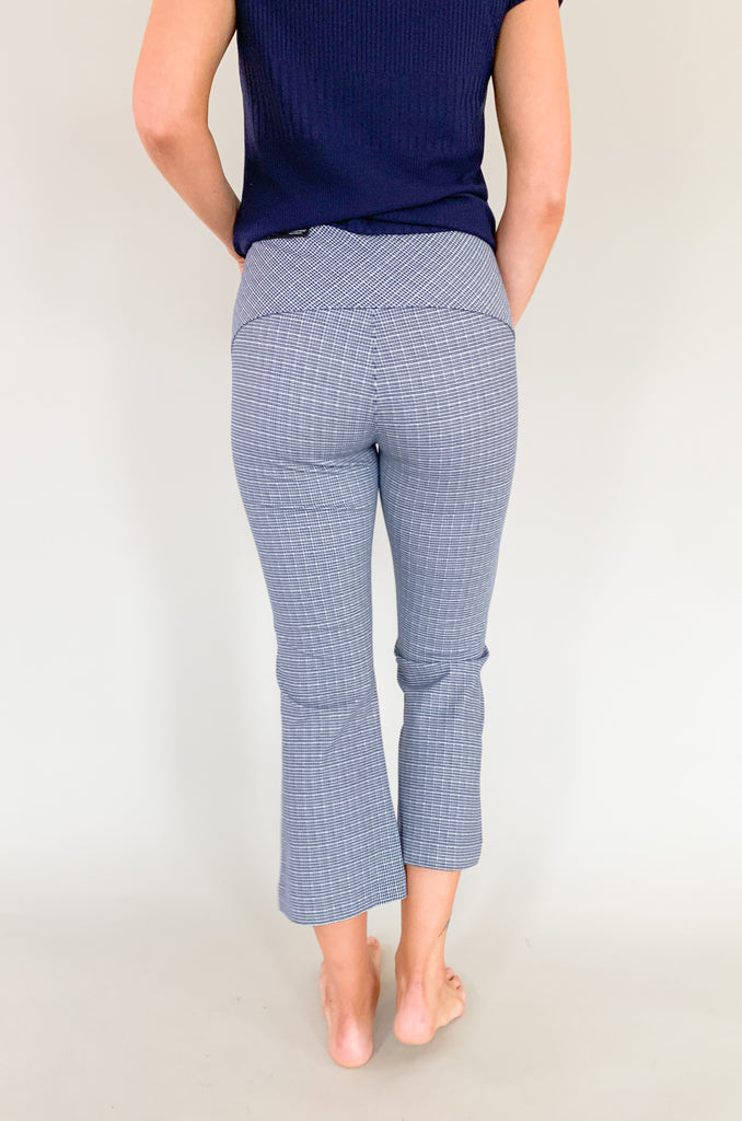 The Liverpool Stella Kick Flare 25" Pants are comfortable, elevated, and come in a gorgeous navy print. Patterned bottoms make such a statement, especially with a tailored fit. This style runs semi-cropped, making it perfect for spring and vacation. You could easily dress these up or down to create multiple looks! 
