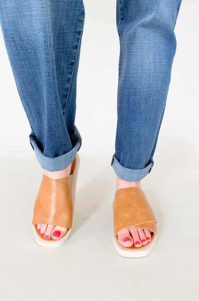 An easy sandal for spring and summer! The Vicente Cross Coverage Strap Sandal is so great for everyday. It is comfortable with a supportive strap. The contrast brown top with white sole is a fun detail too. You cannot go wrong with these! 