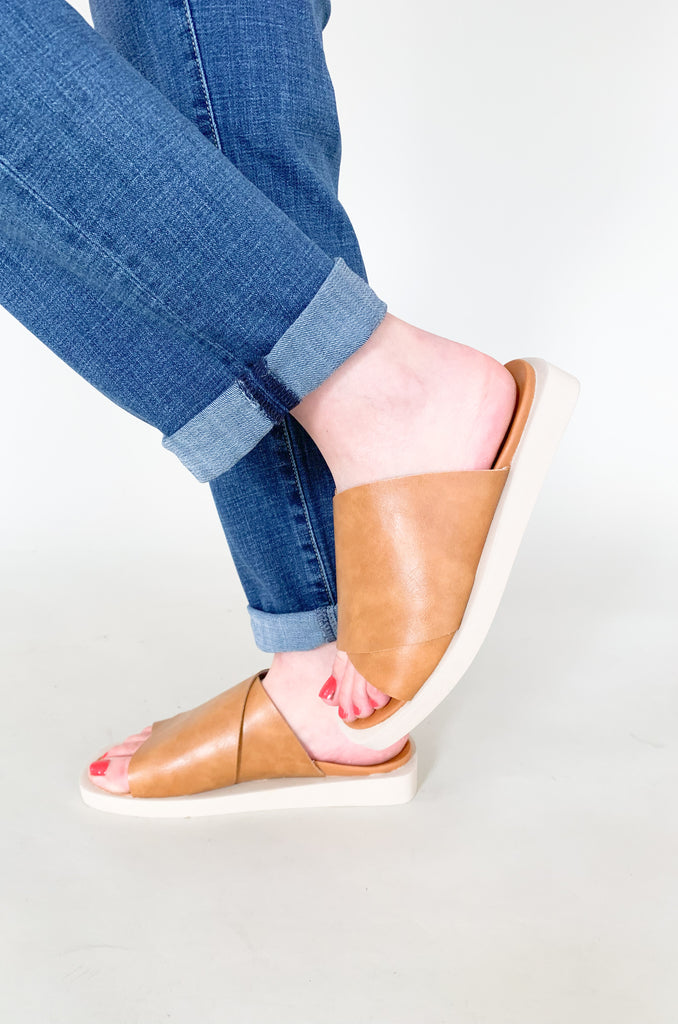 An easy sandal for spring and summer! The Vicente Cross Coverage Strap Sandal is so great for everyday. It is comfortable with a supportive strap. The contrast brown top with white sole is a fun detail too. You cannot go wrong with these! 