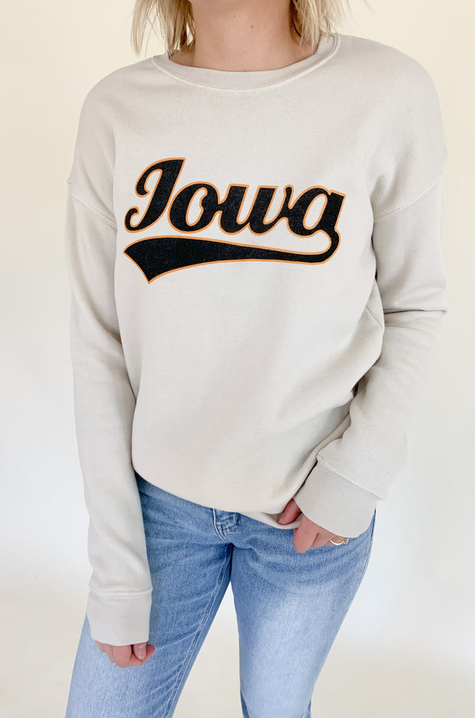 The Vintage Iowa Graphic Fleece Pullover is cute, comfortable, and a go-to option for all of our Hawkeye lovers! We love a simple pullover, especially for those busy days. This style has a unique washed look with a bold cursive "IOWA" graphic. Pair this style with denim or leggings for an effortless look! We also have a similar style available in a t-shirt.