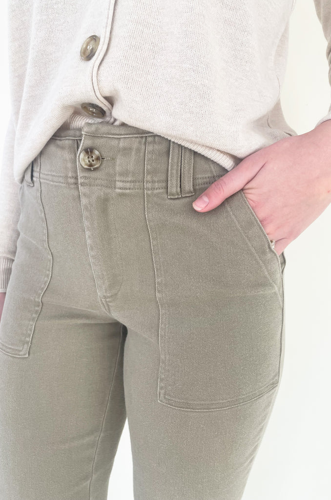The Washed Utility Crop Pants are so comfortable, but look cool and elevated. They have a utility look, but the fit is very flattering. This style is a straight leg, semi-cropped fit that pairs perfectly with your winter boots. You can wear this style all year round too!