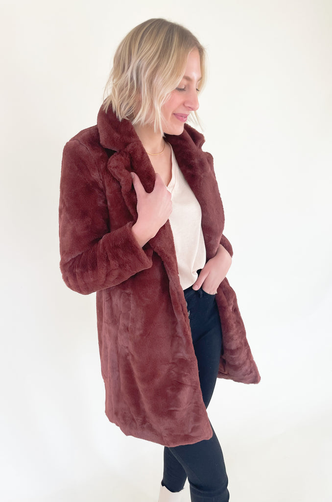 Chic and cozy, this Yvonne Teddy Brown Coat is made for cooler temps. Adding an elevated outwear piece to your wardrobe makes getting ready easier than ever. It will give any look the perfect final touch. This style is a rich brown color with a soft teddy bear fabric. The inside is lined with sleek satin-like material for added detail. Not only will it match everything, but it's also very comfortable. 