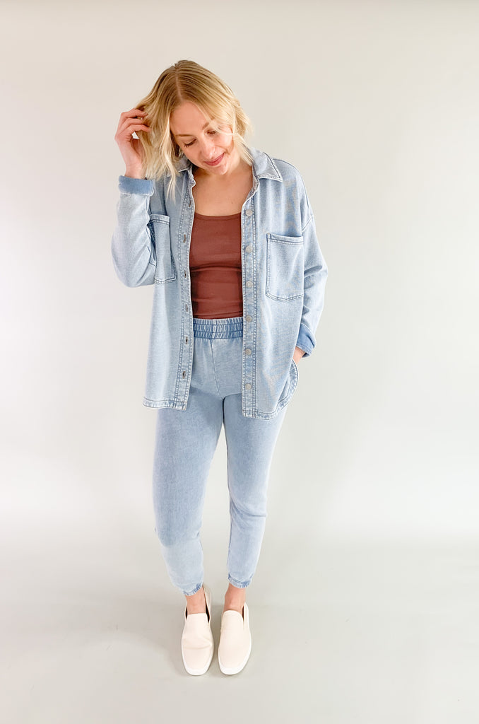 The [Z SUPPLY] All Day Knit Denim Jacket is such a fun update to your traditional denim jacket. We are all about elevated basics in luxe fabrics. This style is so soft and cozy, mirroring the fabric of a comfortable french terry sweater. The special wash looks vintage and cool. Pair it with your favorite bottoms for an effortless look!