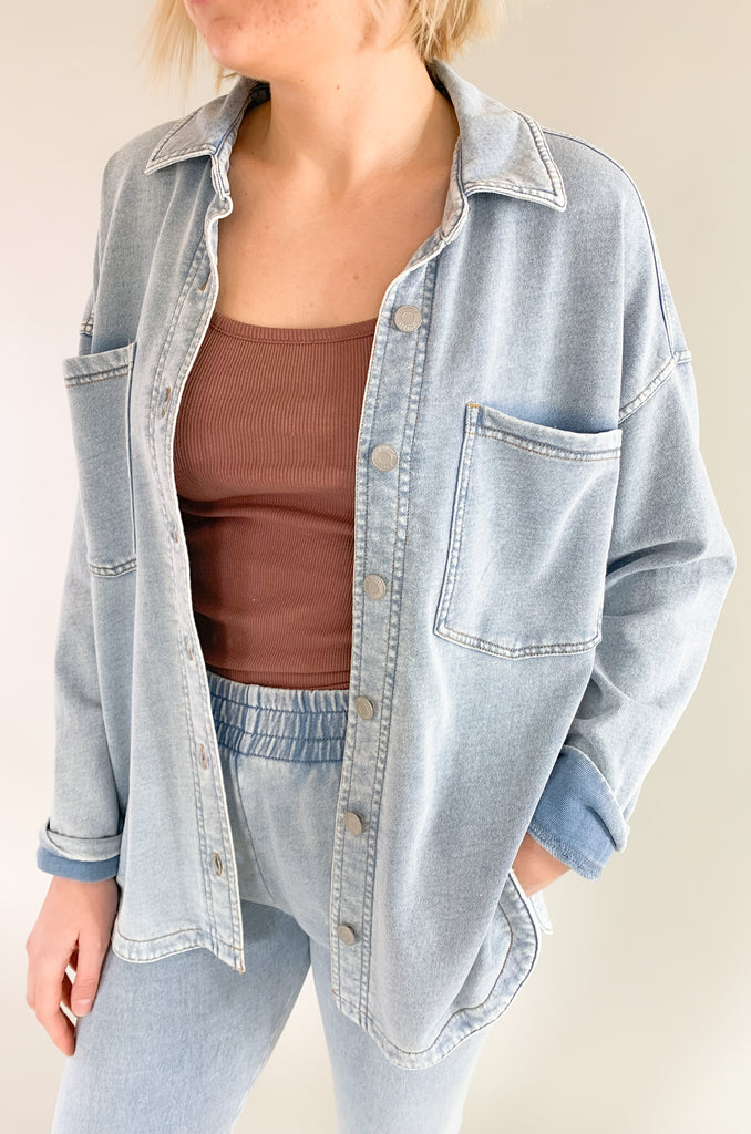 The [Z SUPPLY] All Day Knit Denim Jacket is such a fun update to your traditional denim jacket. We are all about elevated basics in luxe fabrics. This style is so soft and cozy, mirroring the fabric of a comfortable french terry sweater. The special wash looks vintage and cool. Pair it with your favorite bottoms for an effortless look!